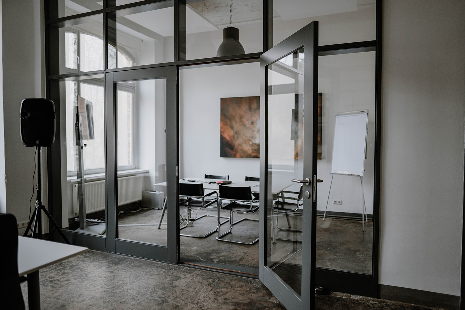 Großer Meetingraum mit Konferenztisch