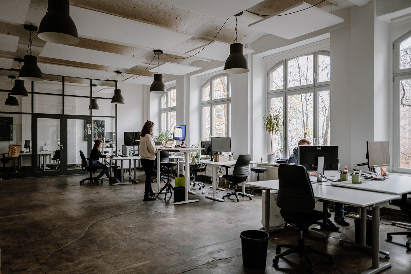 Großraumbüro mit Arbeitsplätzen und Team