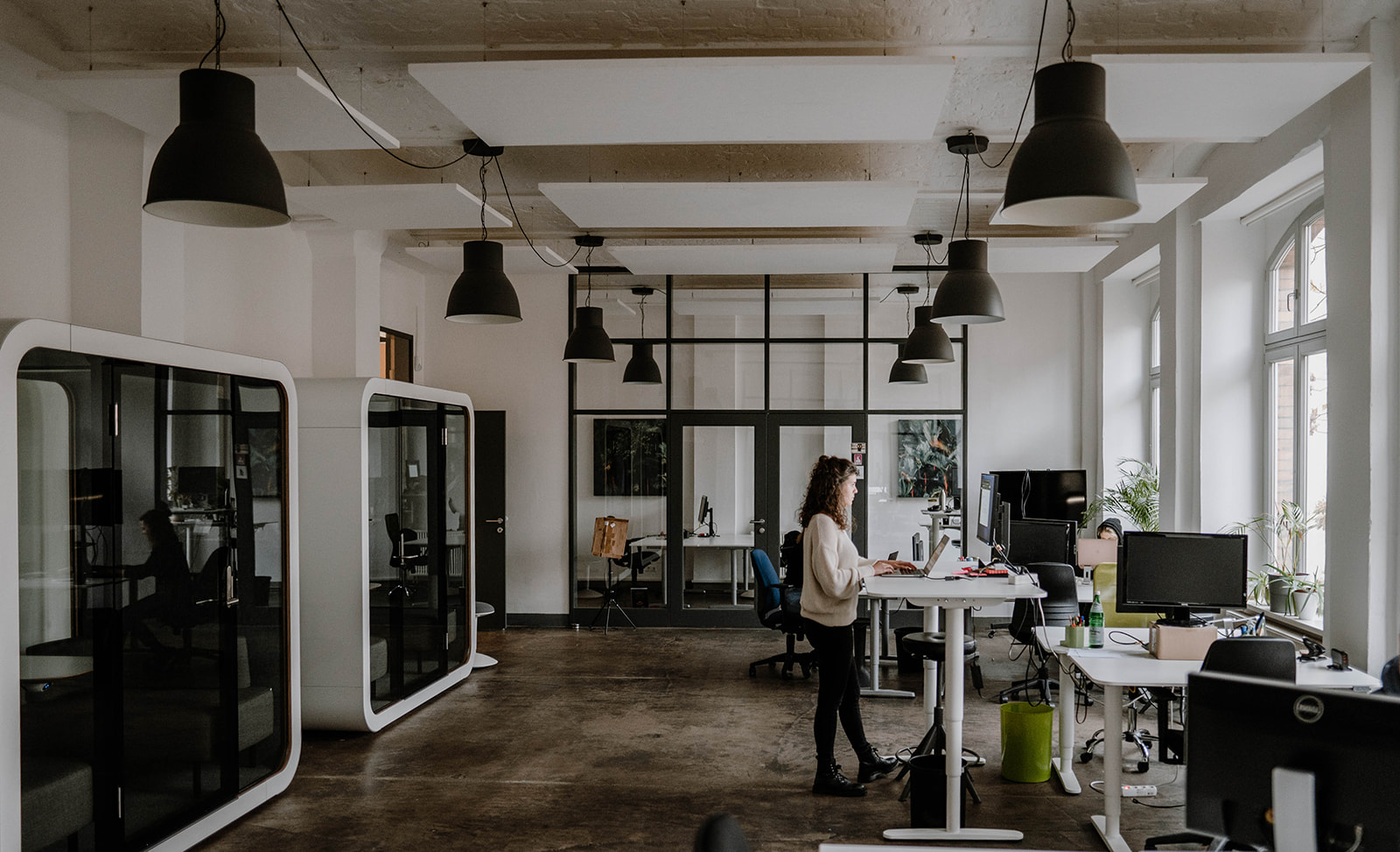 Großraumbüro mit Telefonboxen