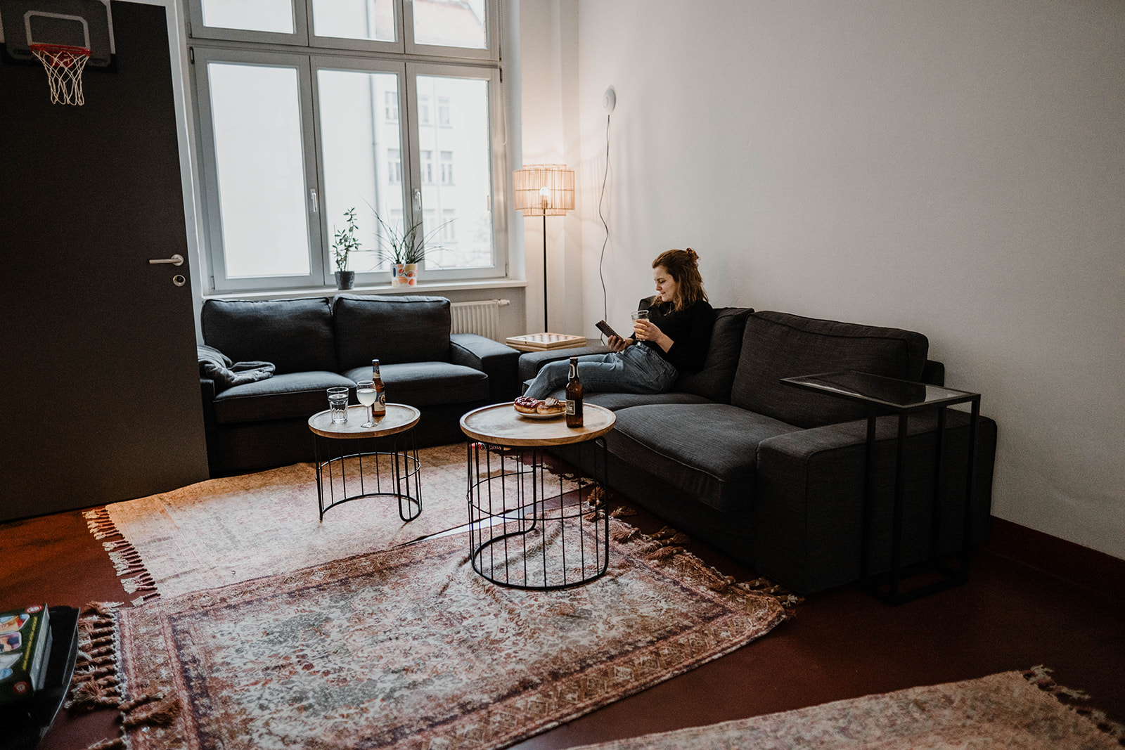 Zweite Lounge mit Sitzmöglichkeiten