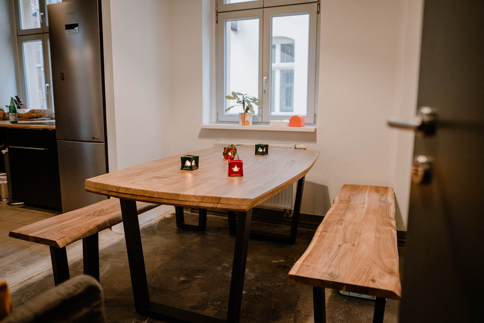 Essbereich mit Tischen und Stühlen